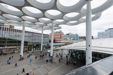 904012 Gezicht op het Stationsplein te Utrecht, met links de ingang van Hoog Catharijne The Mall (winkelcentrum Hoog ...